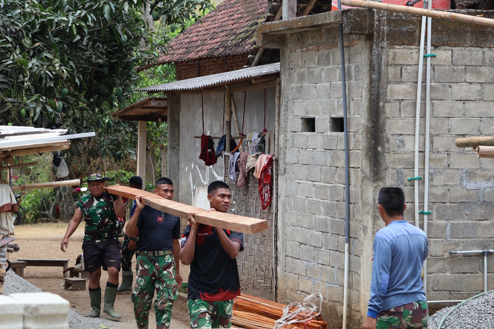 Fokus Satgas TMMD Mempercepat Pemasangan Atap Rumah Mbah Waqilah