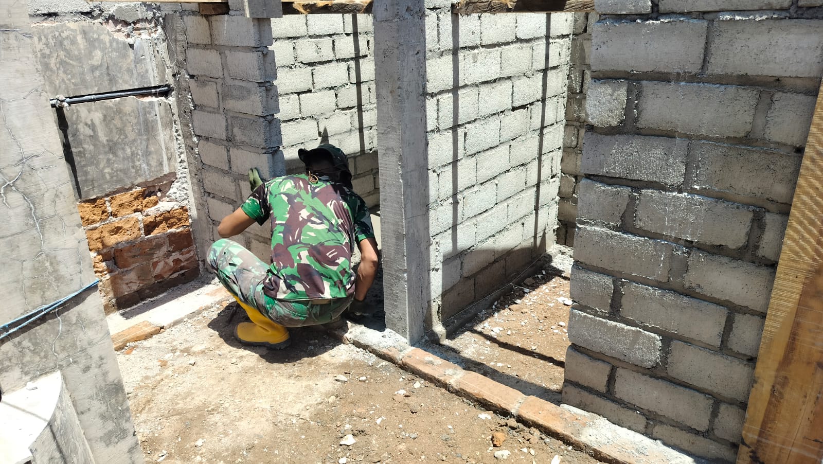 Satgas TMMD Kodim Tulungagung Pasang Keramik Dinding Dalam Mushola Darurohman