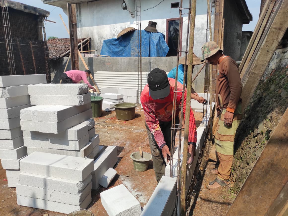 Progres Pemasangan Dinding Hebel untuk Rumah Petani di Citorek Barat
