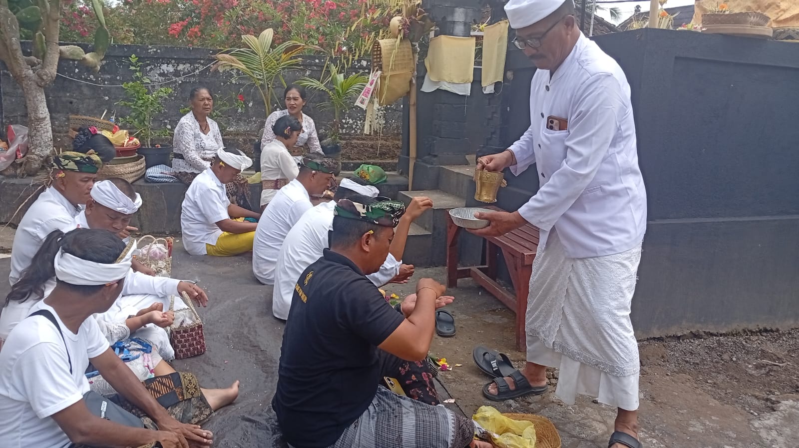 PERSEMBAHYANGAN PIODALAN KORAMIL 1626-03/TEMBUKU DI PURA PADMASANA