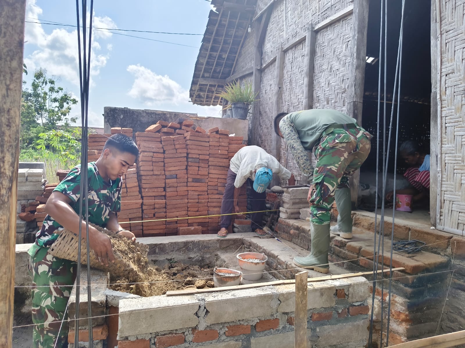 Upaya Satgas TMMD Tingkatkan Standar Sanitasi bagi Mbah Painah di Desa Pojok