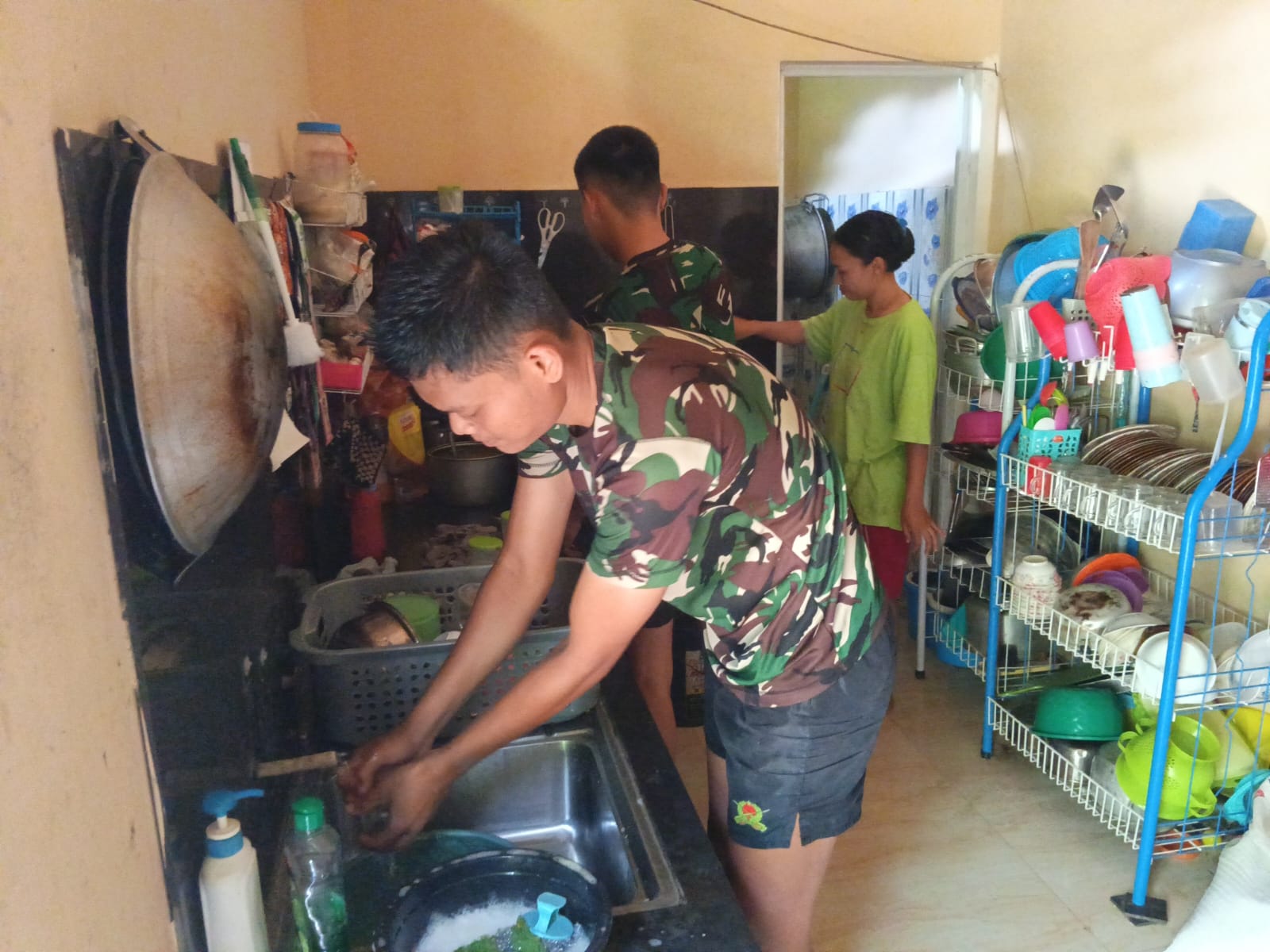 Dari Cor Jalan ke Dapur Warga, Satgas TMMD ke-130 Kodim 1403/Palopo Bangun Keakraban Bersama Ibu-Ibu