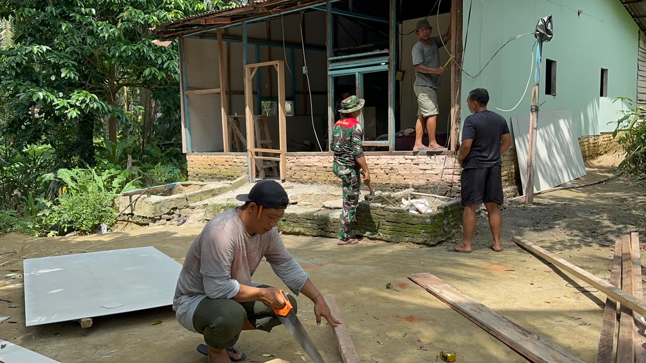 Bukan Sekadar Memperbaiki Dinding, Satgas TMMD ke-130 Hadirkan Harapan bagi Ibu Heni