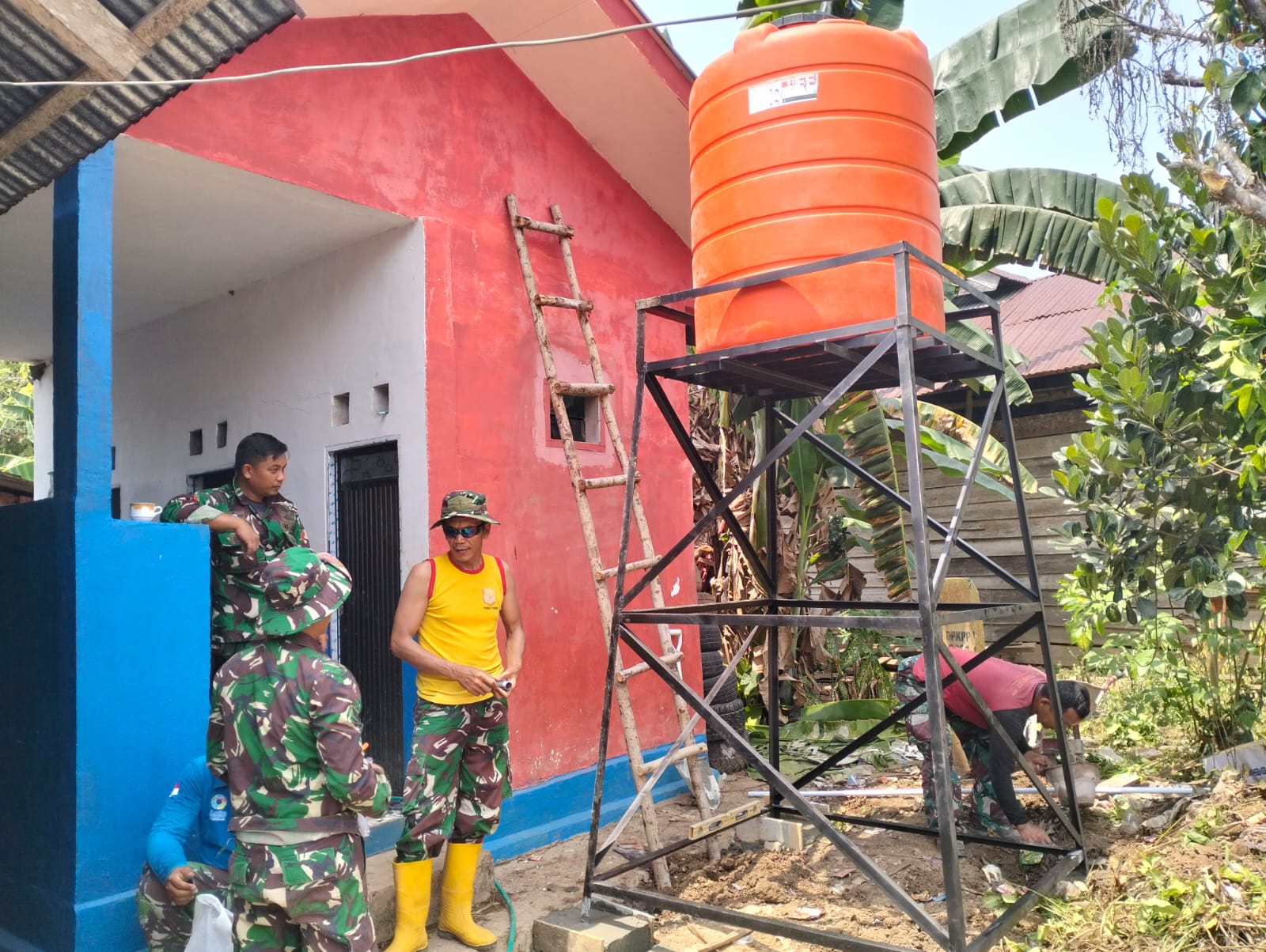TNI dan Orang Tua Siswa Bergotong Royong, Tandon 1.200 Liter Kini Layani Kebutuhan Air SDN 261 Limbua