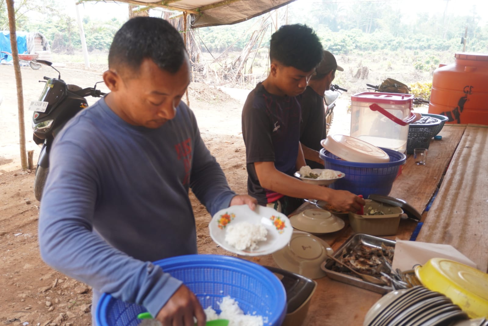 Bukan Sekadar Bekerja, Satgas TMMD dan Warga Parumpanai Bangun Kebersamaan di Lokasi Jalan