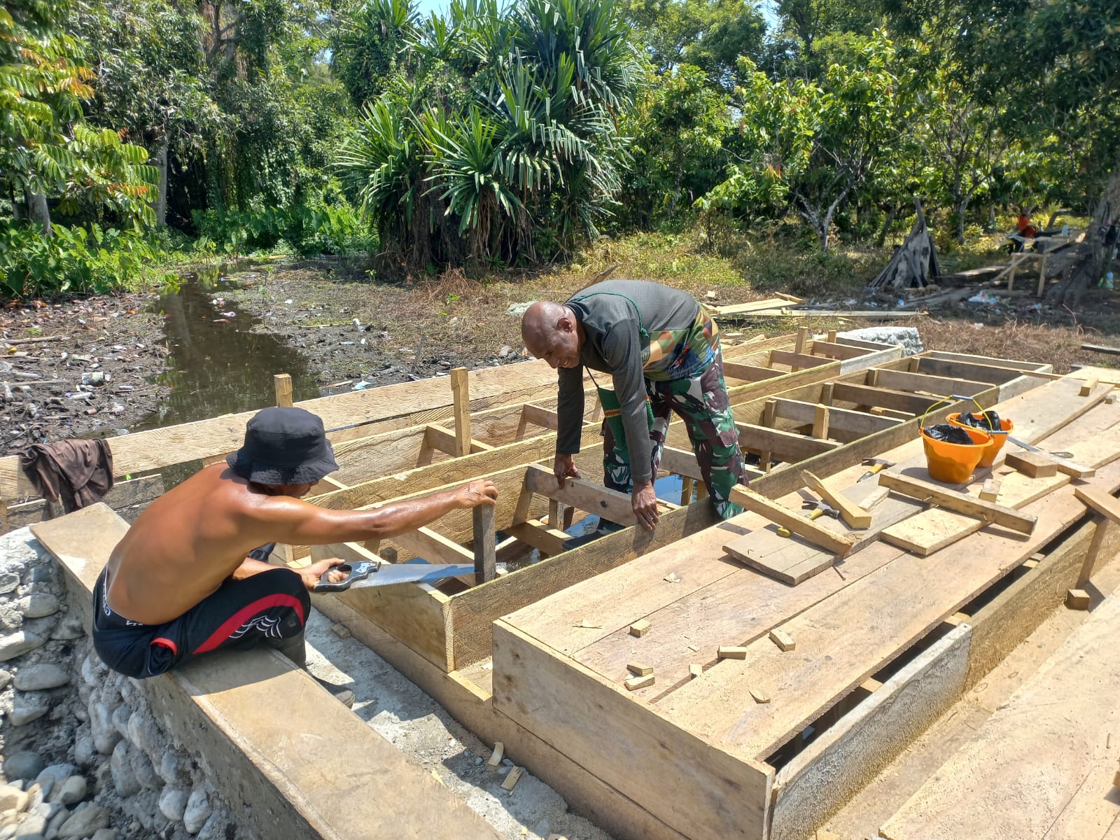 Kebersamaan TNI dan Masyarakat Wujudkan Jembatan Baru di Kampung Yamboi