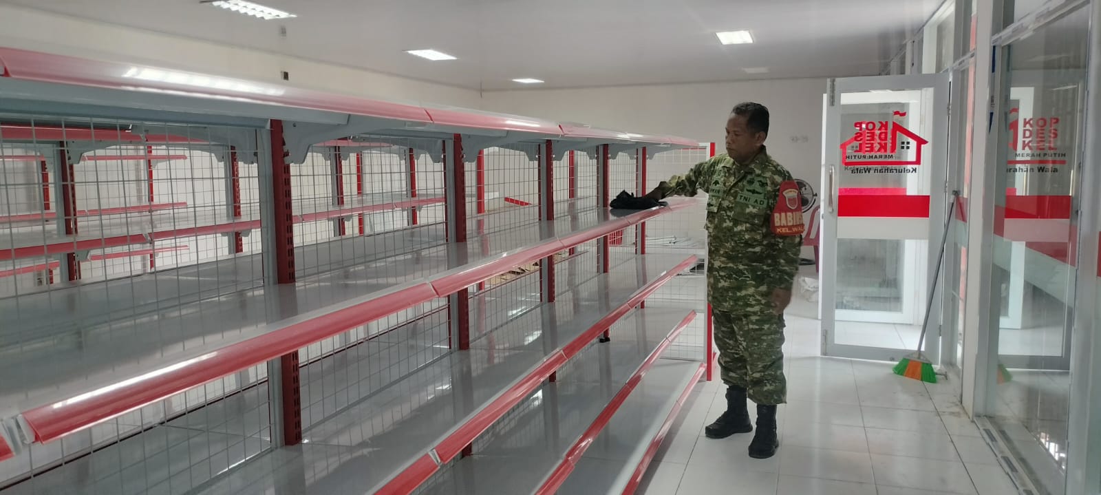 Dukung Kebersihan Fasilitas Koperasi, Babinsa Kelurahan Wala Laksanakan Pembersihan KDMP