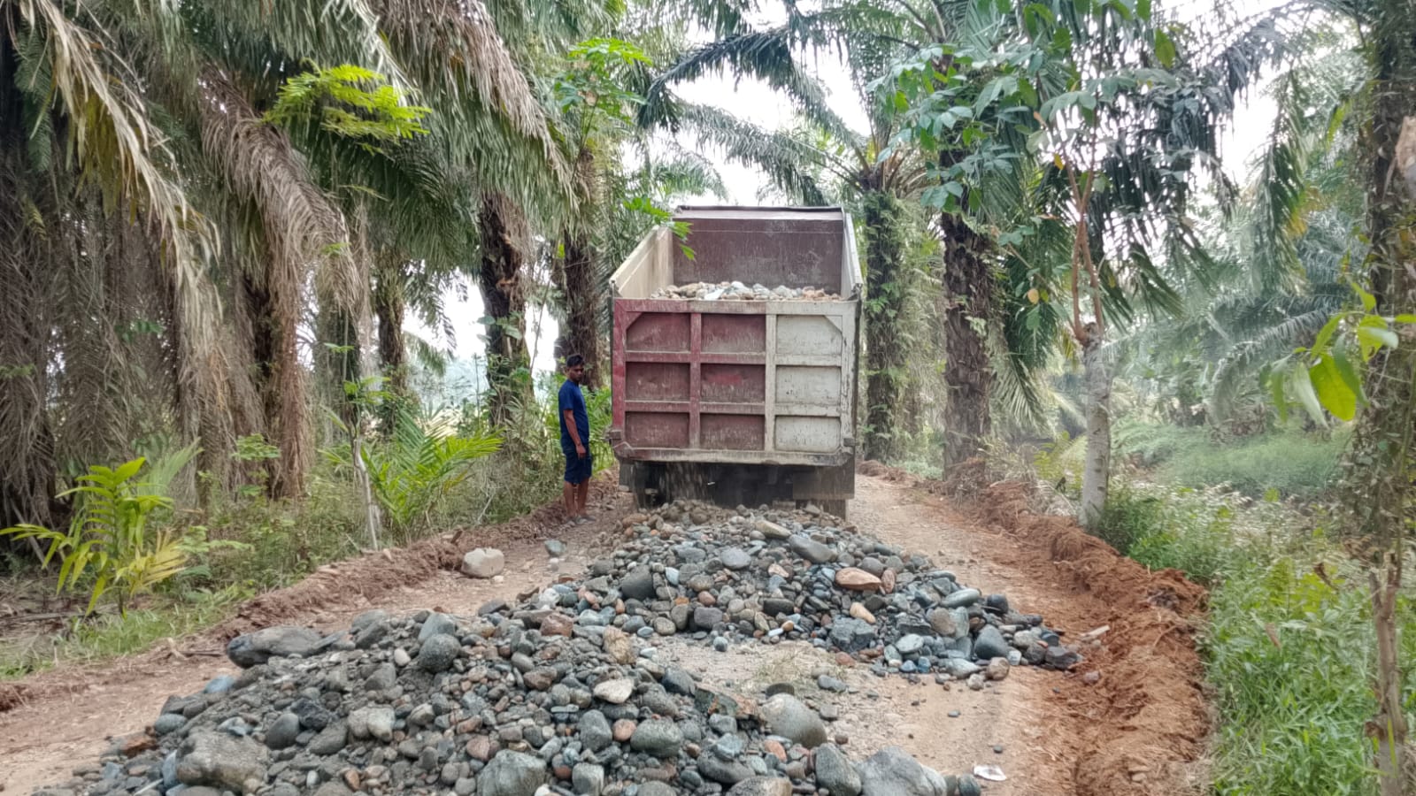Masyarakat Bersama TNI Tingkatkan Standar Kualitas Pembangunan Jalan TMMD di Bengkulu
