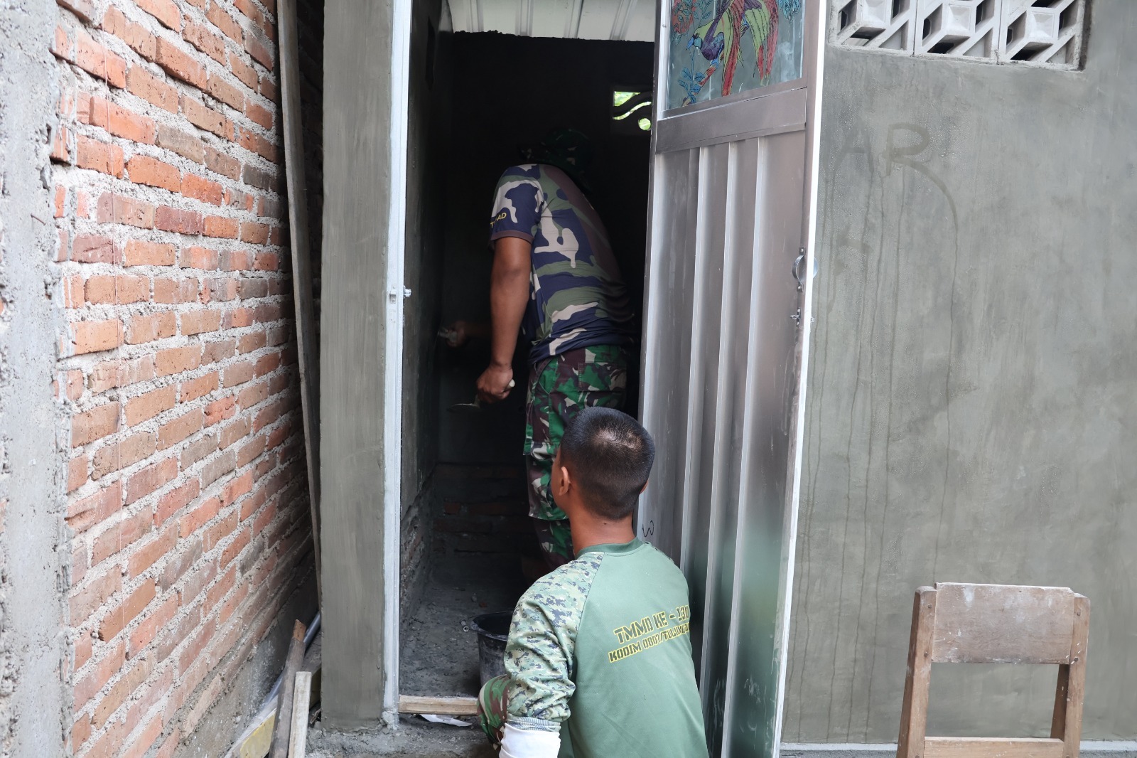 Gotong Royong TNI dan Warga, Pemlesteran Jamban Pak Sutrisno Terus Berjalan
