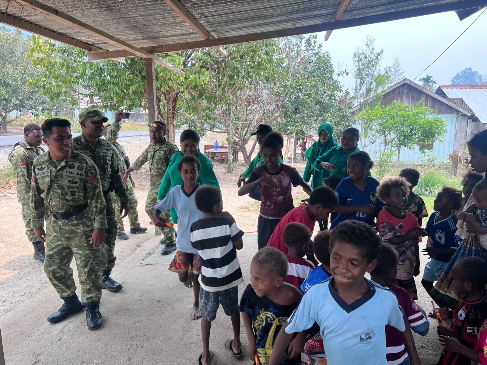 Anak-Anak Yamboi Ekspresikan Kebahagiaan Melalui Tarian Bersama Prajurit TNI