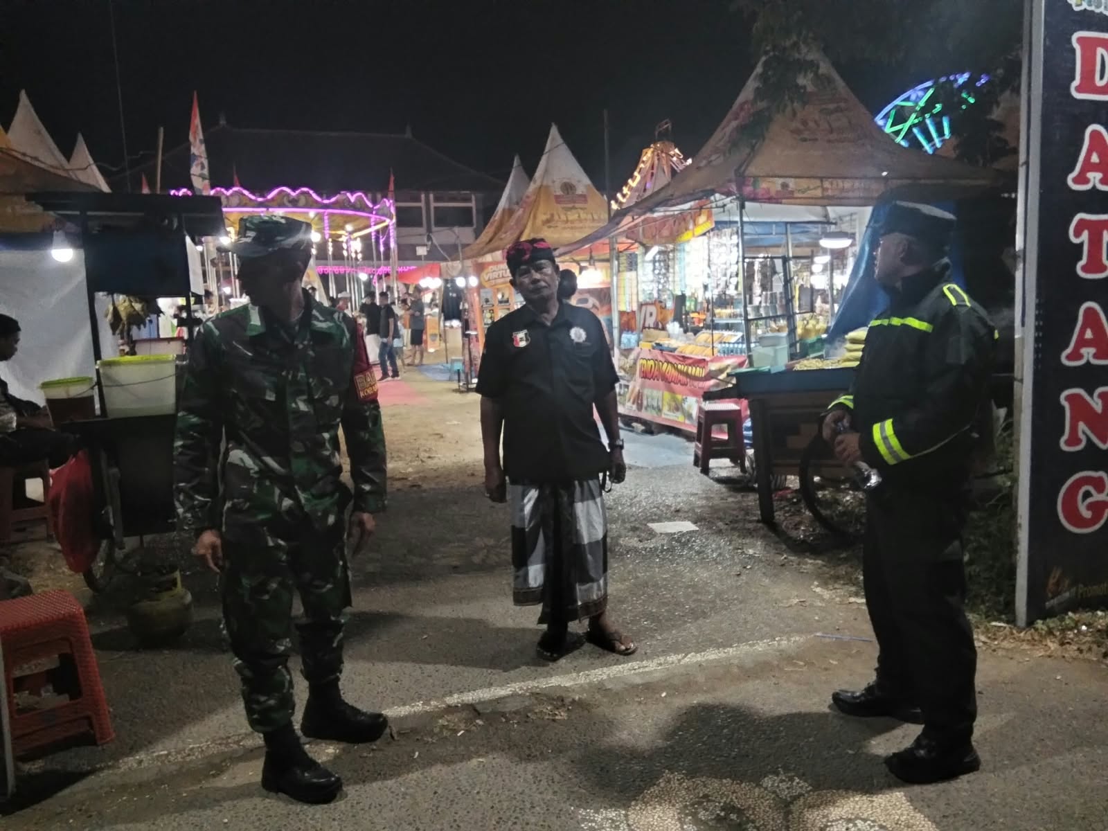 JAGA KONDUSIVITAS WILAYAH, BABINSA TAMANBALI AMANKAN KEGIATAN PASAR MALAM