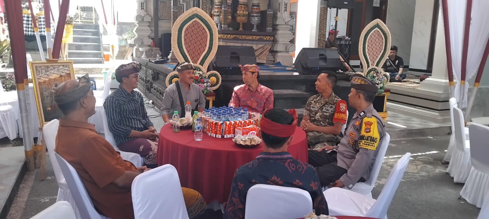 Babinsa Desa Yangapi Temui Warga di Resepsi Pernikahan, Perkuat Hubungan Sosial