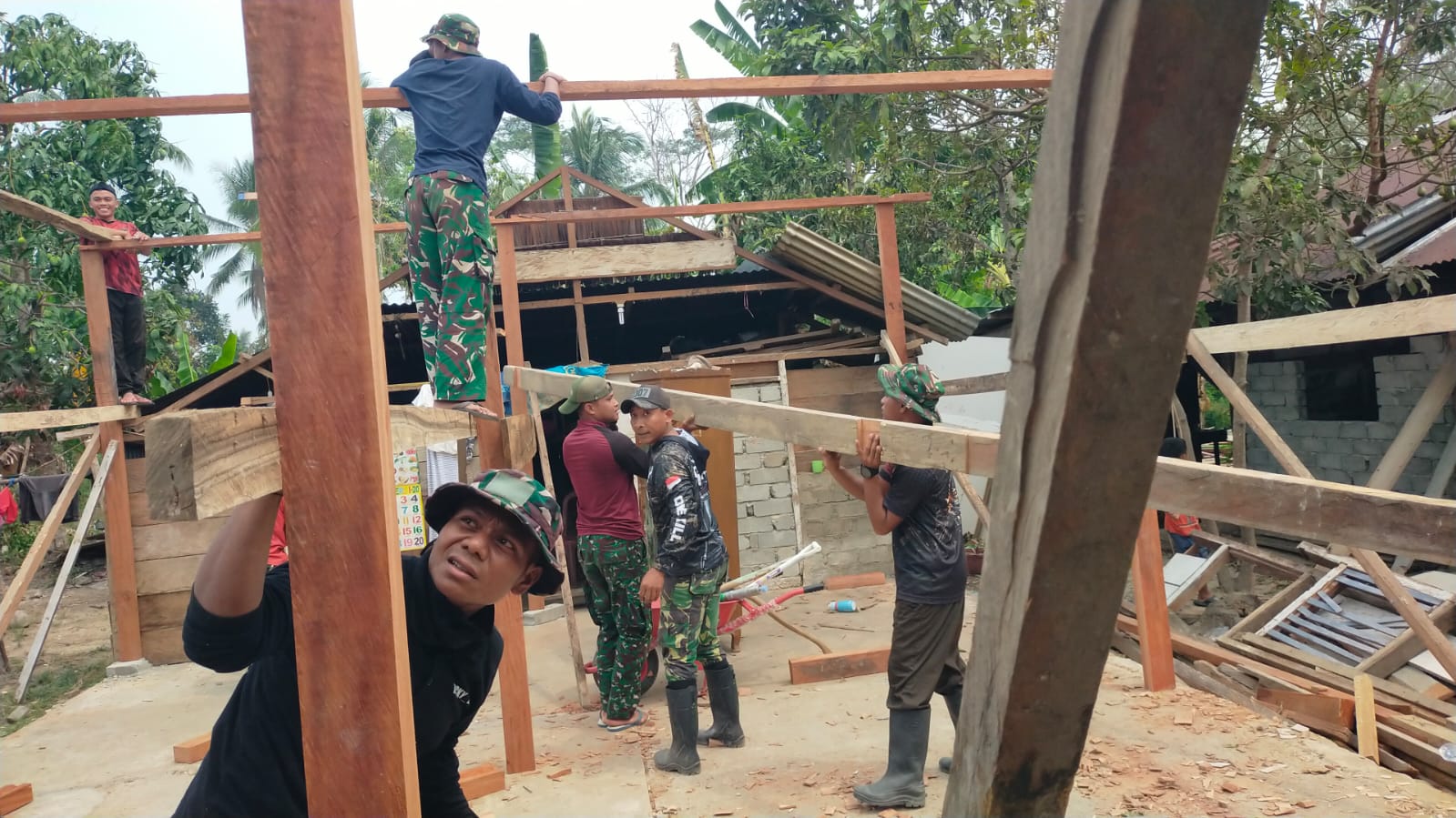 Langkah Krusial dalam Rehab Rumah di Desa Soe: Pemasangan Atap