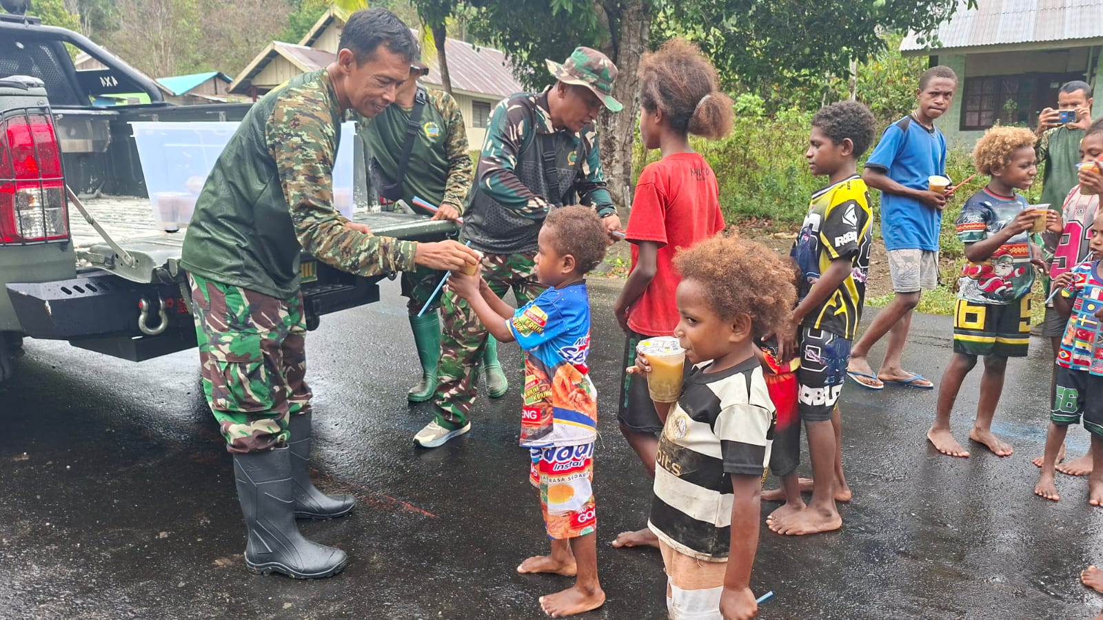 TMMD ke-130 Kodim 1808/Mansel Bantu Gizi Anak Melalui Pembagian Bubur Bergizi