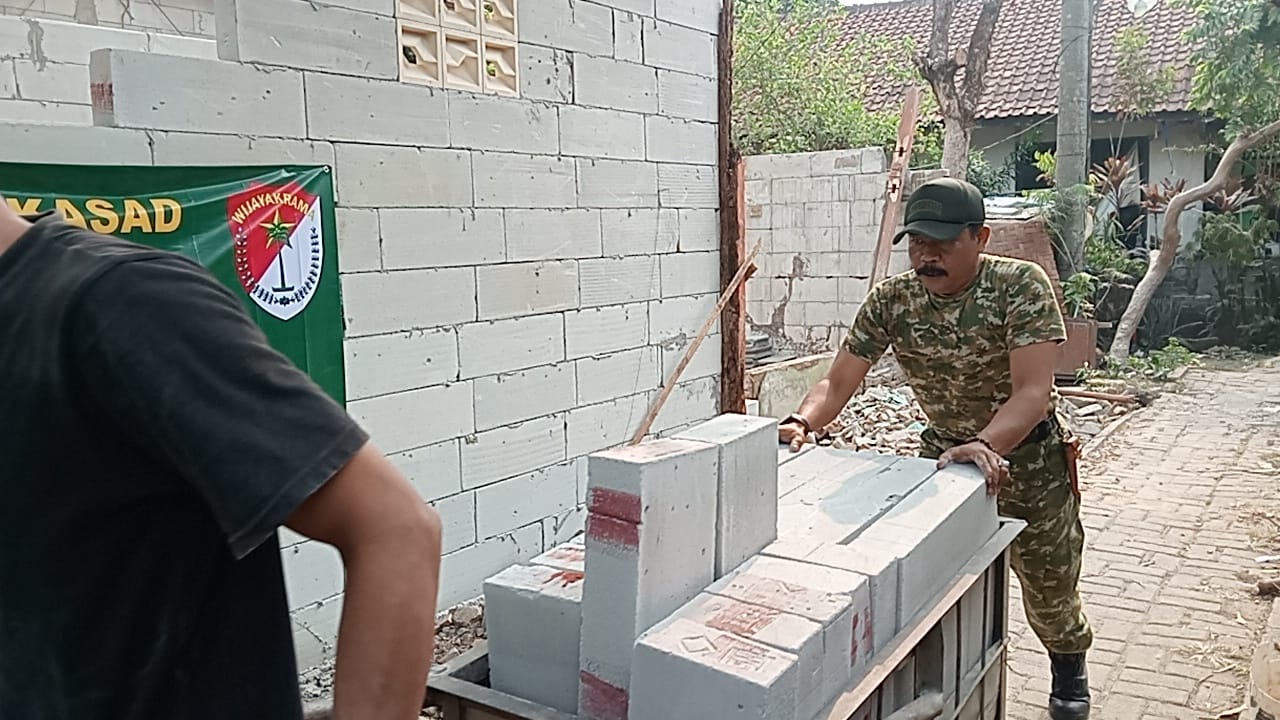 Pembangunan Rumah Layak Bapak Nasir Perkuat Hubungan TNI dan Masyarakat