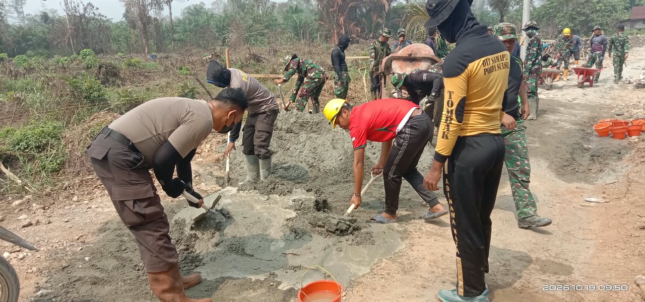 Tak Ada Sekat, TNI-Polri Bersatu Dorong Gerobak dan Cor Jalan Bersama Warga