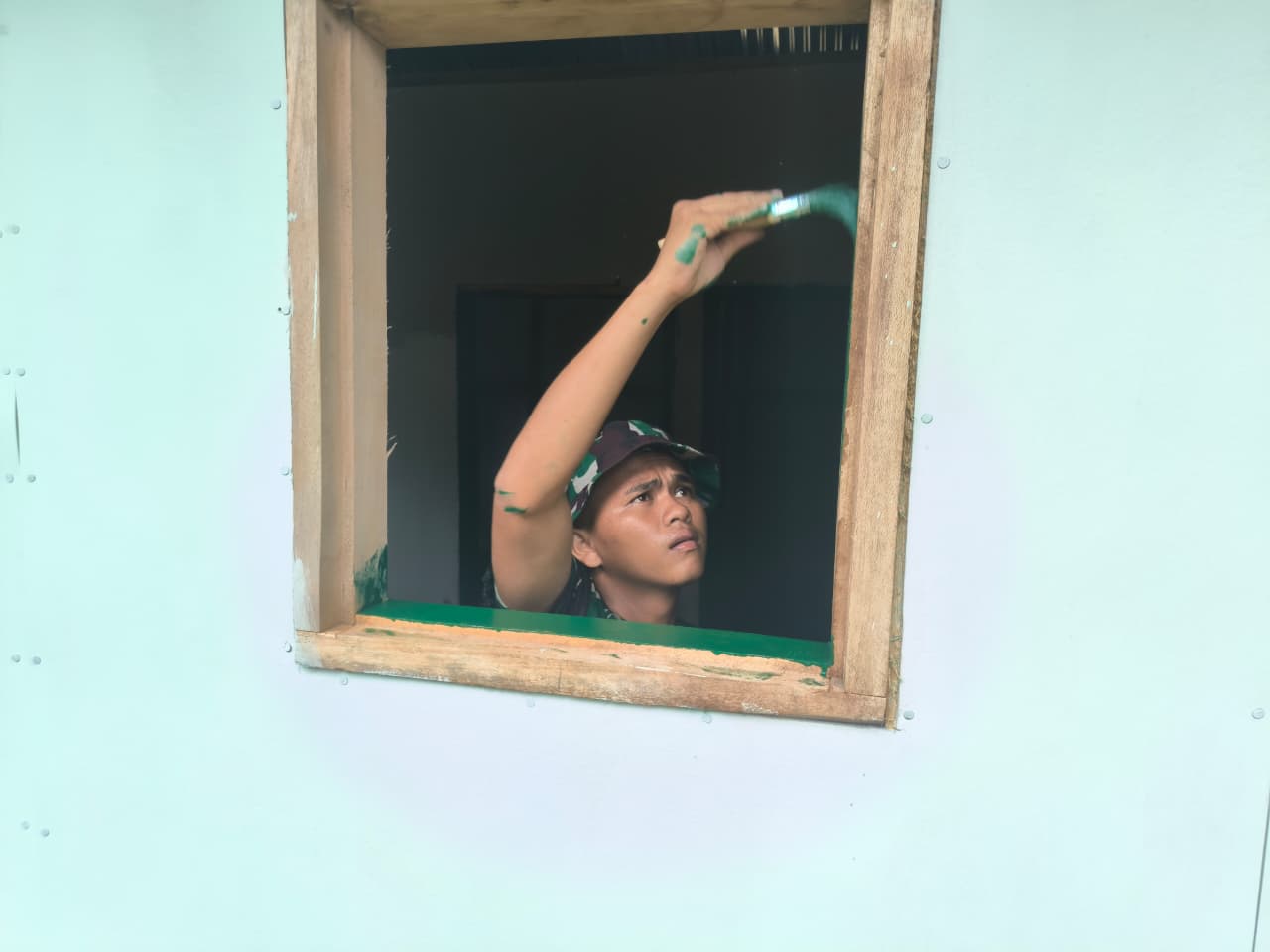Pengecatan Dinding Rumah Suroto Tandai Proses Rehabilitasi
