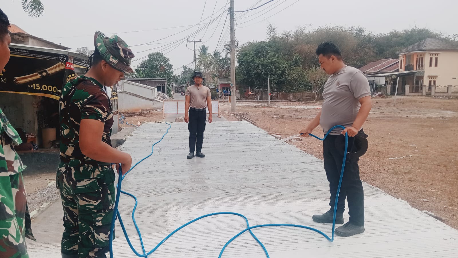 Satgas TMMD ke-130 Rawat Jalan Beton di Sumur Bandung untuk Kualitas Optimal