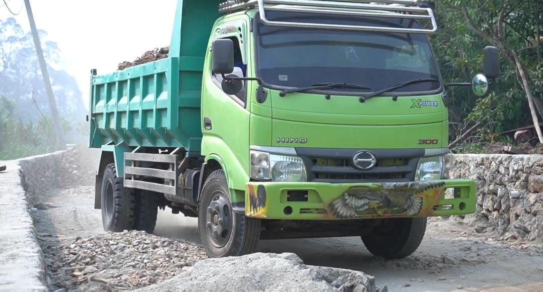 Proyek TMMD Ke-130: Satgas Kodim 1403 Tingkatkan Jalan Rende-Rende secara Bersama Proyek TMMD Ke-130: Satgas Kodim 1403 Tingkatkan Jalan Rende-Rende secara Bersama