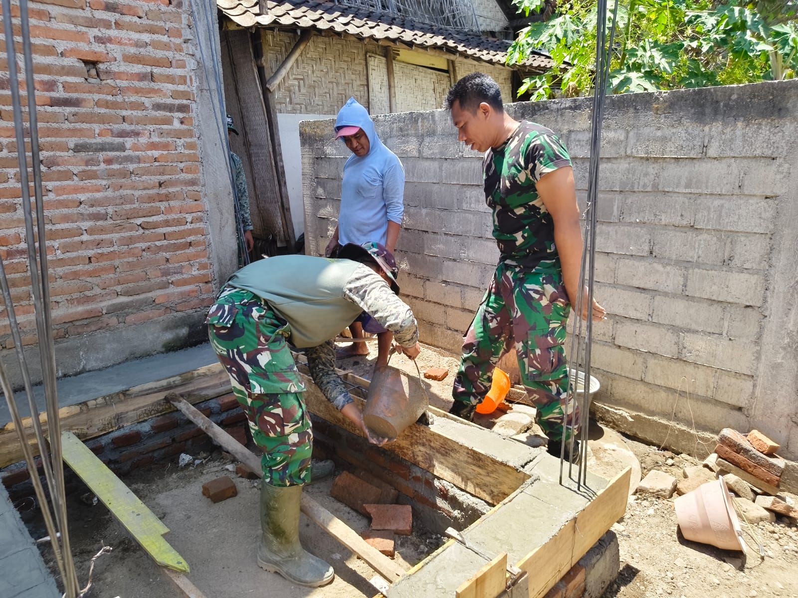 Tahap Kritis Jambanisasi di Kediaman Sutrisno Didorong Satgas TMMD ke-130