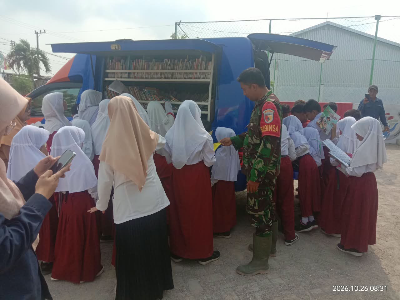 Siswa SDN 1 Jarin Puas Menjelajahi Buku di Perpustakaan Keliling TMMD