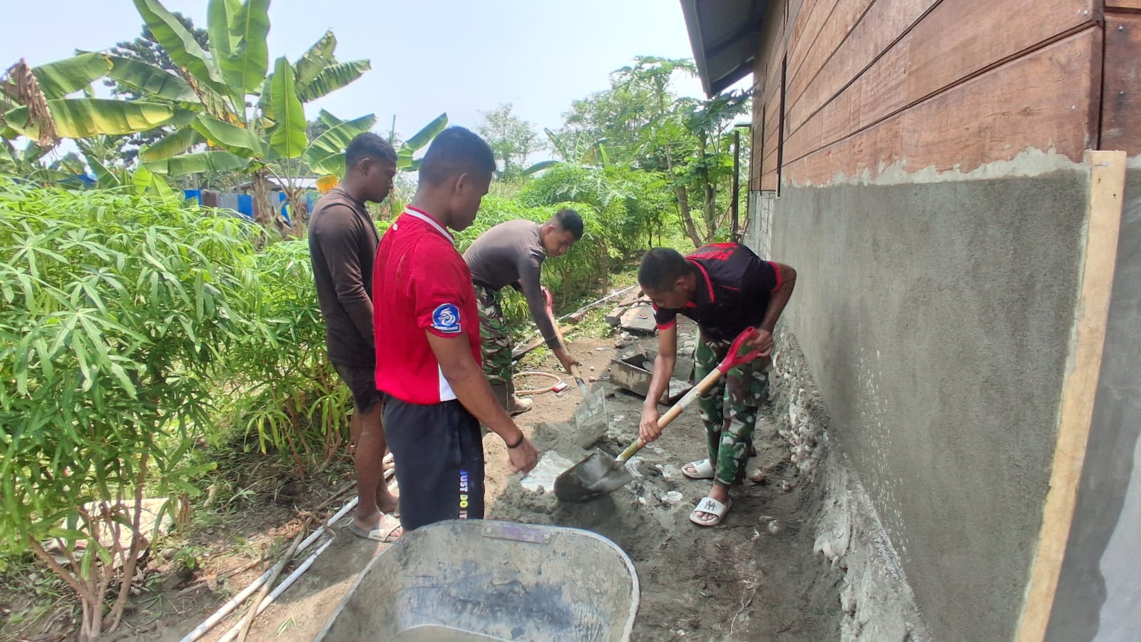 Cuaca Panas Tak Halangi Satgas TMMD ke-130 Kodim 1705/Nabire untuk Membangun
