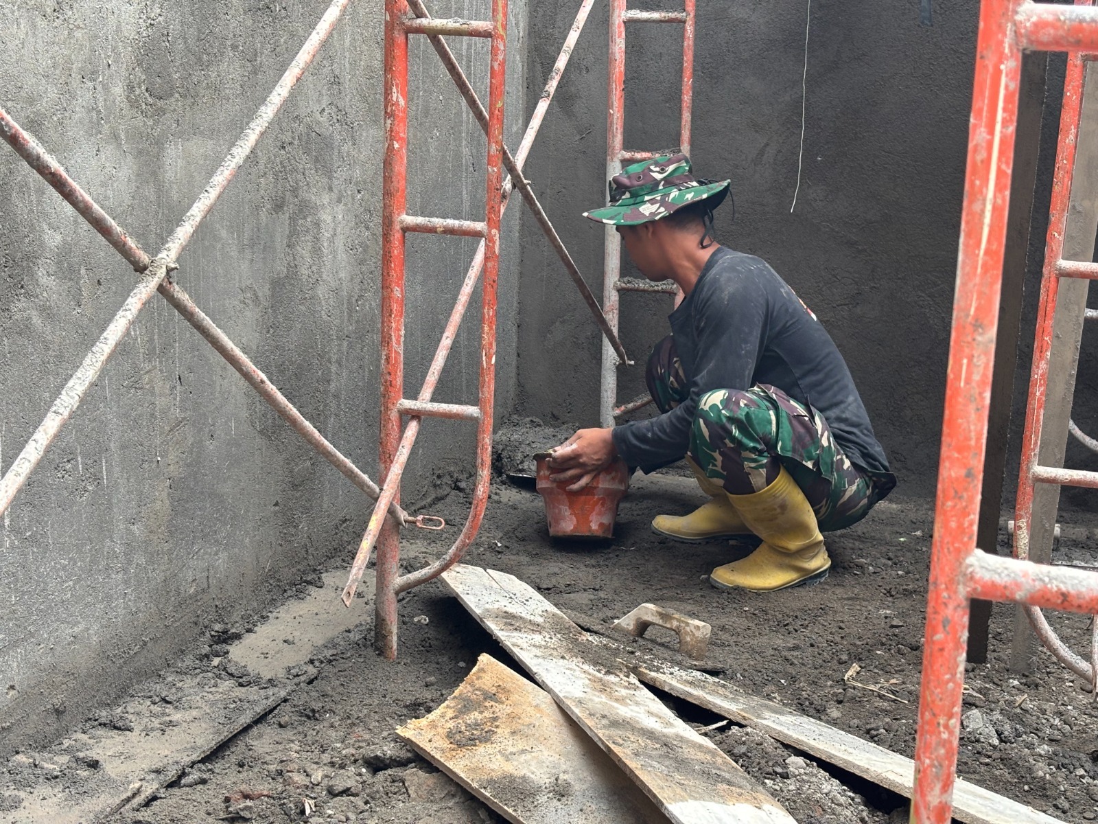 Gotong Royong TNI dan Warga, Plesteran RTLH Pak Sujianto Terus Dikebut