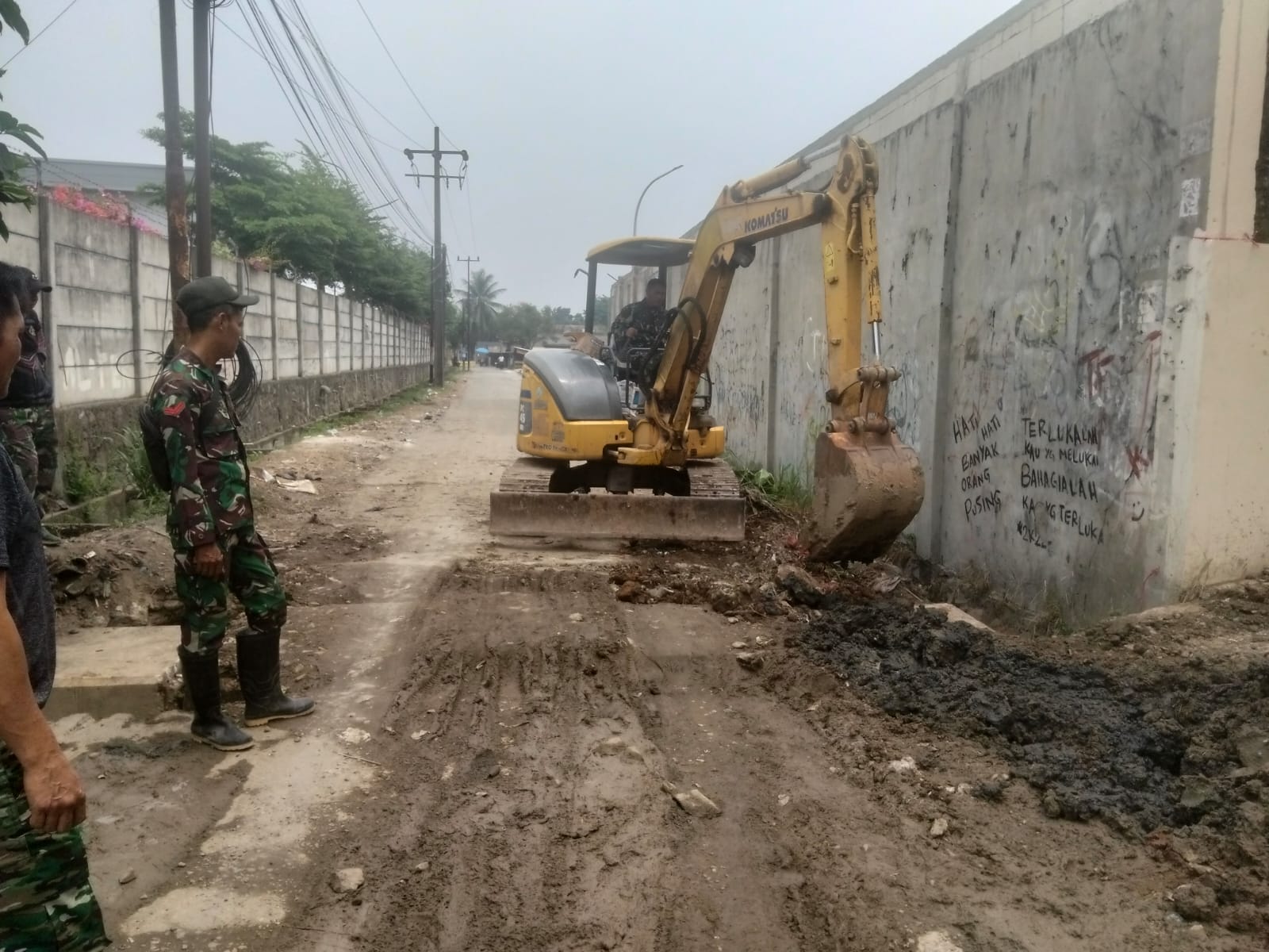 Strategi TNI dalam Memastikan Saluran Air Desa Sumur Bandung Berfungsi Efektif