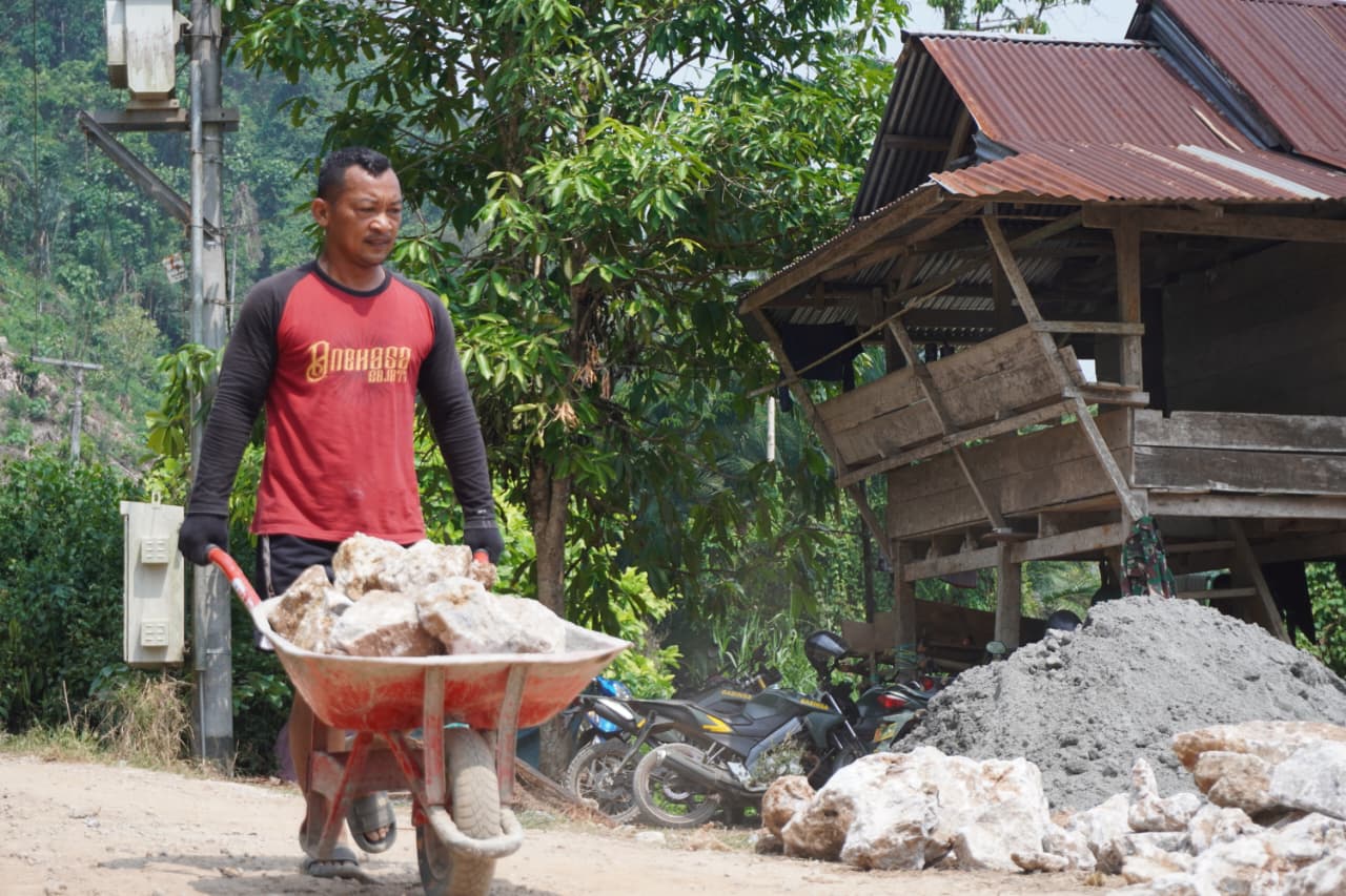 Semangat Tinggi Satgas TMMD ke-130 Wujudkan Proyek untuk Masyarakat Luwu Timur Semangat Tinggi Satgas TMMD ke-130 Wujudkan Proyek untuk Masyarakat Luwu Timur