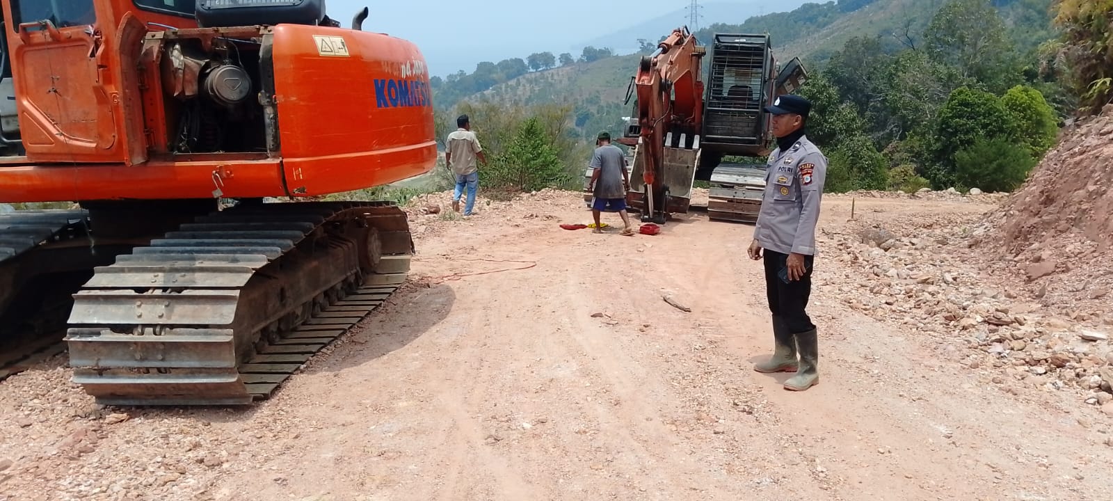 Persegi panjang kerjasama TNI dan Polri mendorong kemajuan infrastruktur desa Dulumai