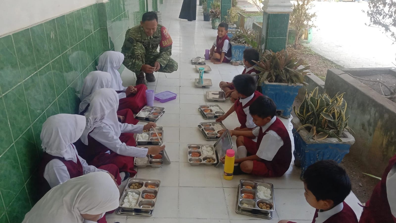 Program Makan Sehat Gratis untuk Masyarakat Sidrap oleh Babinsa