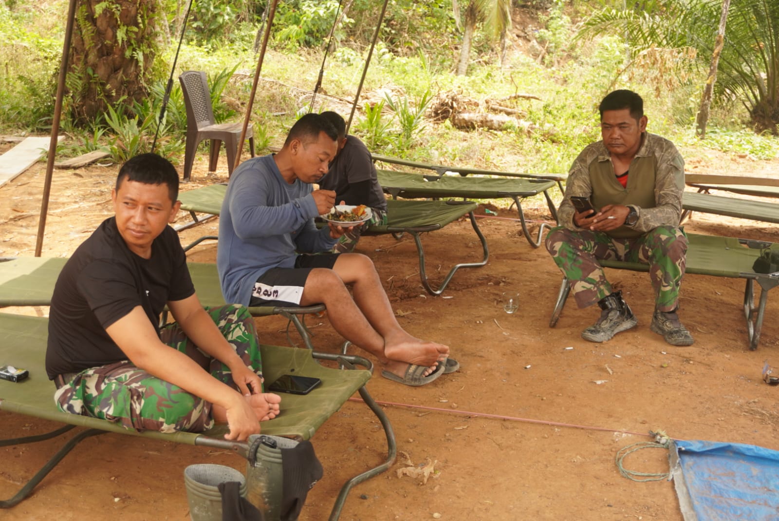 Mendedikasikan Diri, Prajurit TMMD Kodim 1403/Palopo Tidur Sederhana di Lokasi Proyek