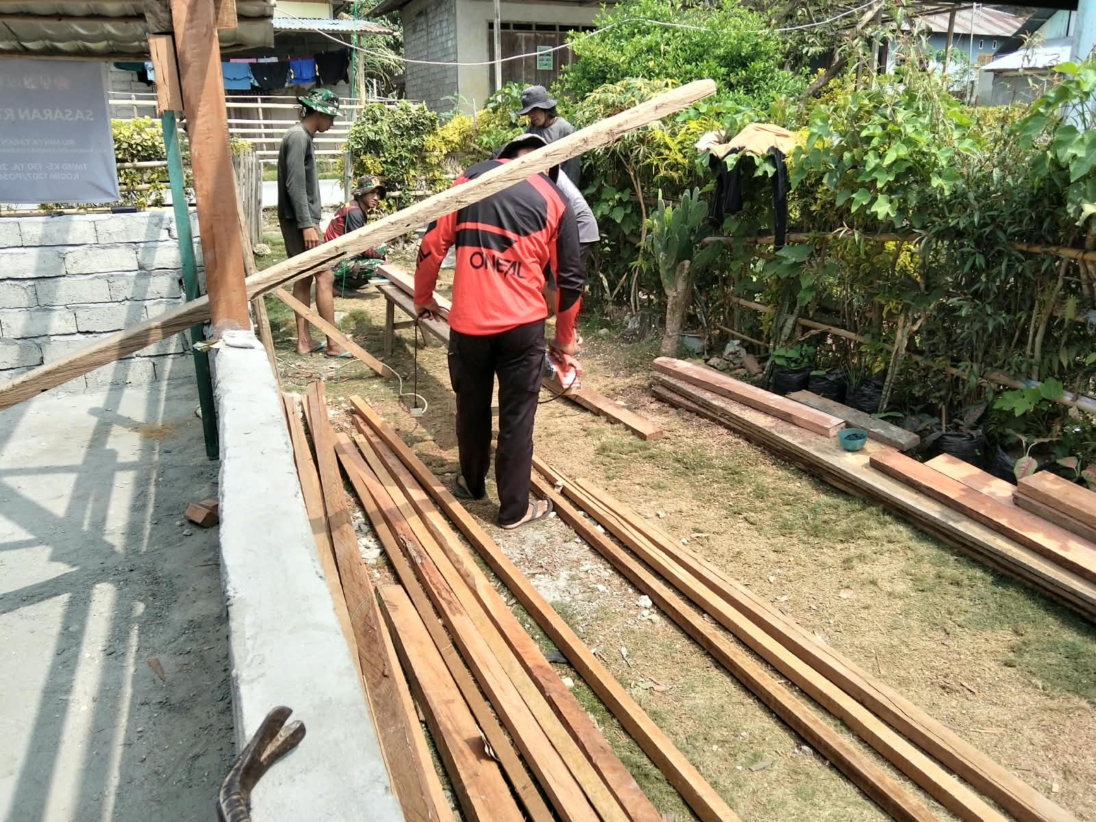 Renovasi Rumah Tidak Layak Huni Ibu Minya Tarante oleh TMMD ke-130 Berlanjut Renovasi Rumah Tidak Layak Huni Ibu Minya Tarante oleh TMMD ke-130 Berlanjut