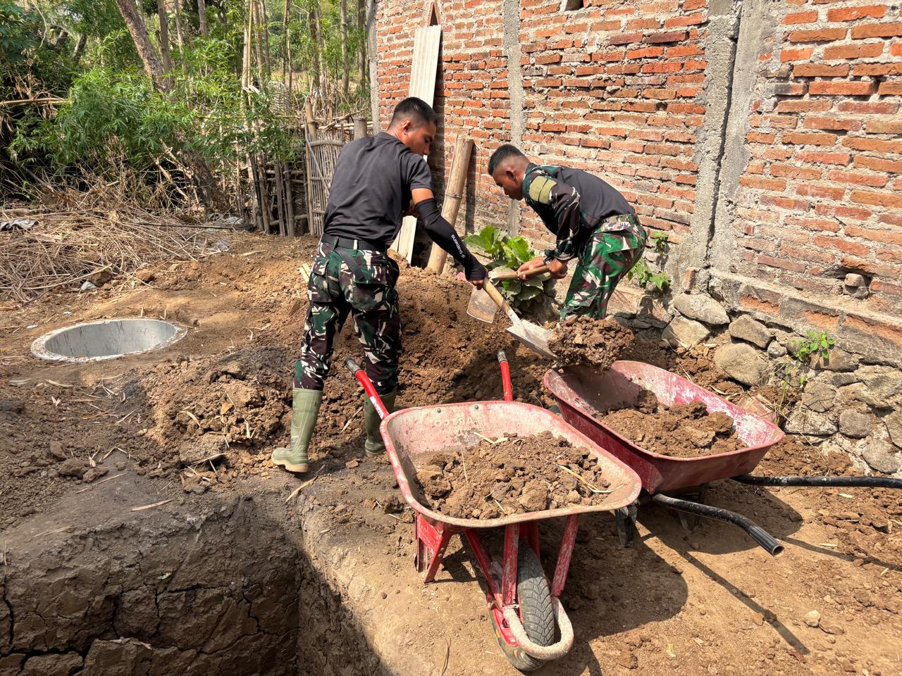 TMMD: Penyempurnaan Jambanisasi di Rumah Bu Sunarsih oleh Satgas TNI