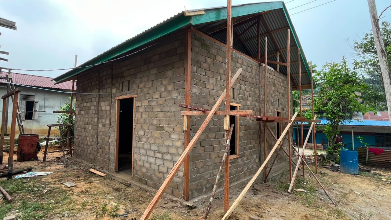 Dedikasi Tanpa Henti, Satgas TMMD Ke-130 Kodim 1210/Landak Membangun Rumah Layak Huni
