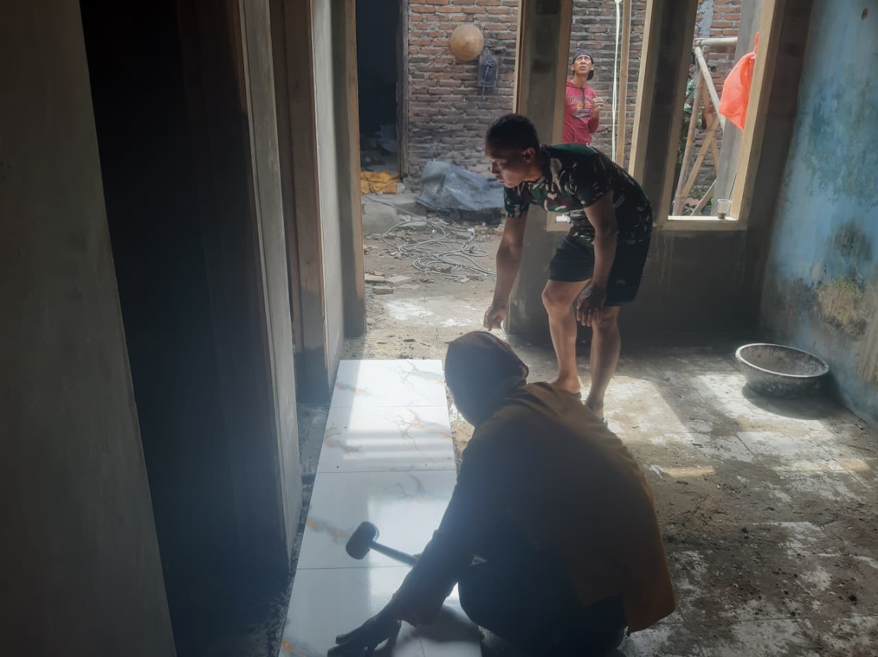 Pemugaran Rumah M. Syafi’i oleh Satgas TMMD ke-130 Kini Memasuki Tahap Keramik Pemugaran Rumah M. Syafi’i oleh Satgas TMMD ke-130 Kini Memasuki Tahap Keramik