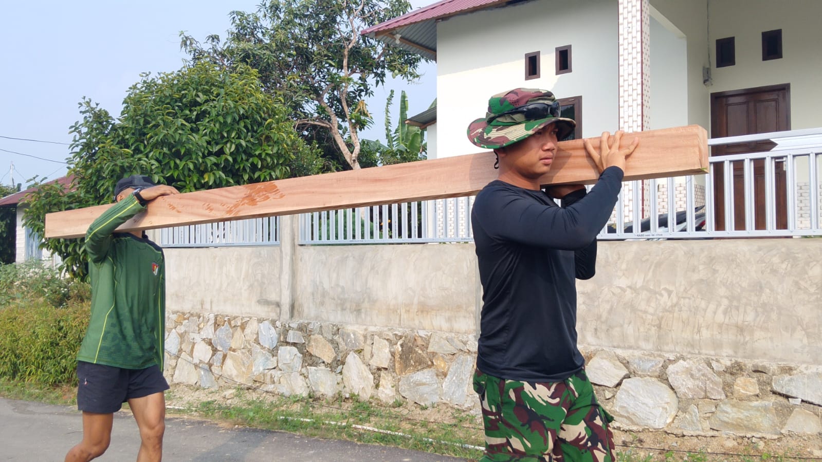 Kegiatan Gotong Royong Satgas TMMD 130, Memindahkan Material untuk RTLH