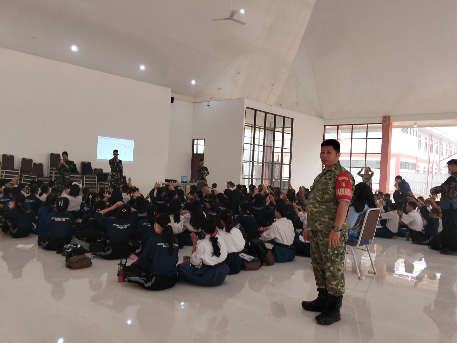 Pembinaan Karakter Siswa melalui Kerjasama Kadet Unhan dan Babinsa di Gunung Mas