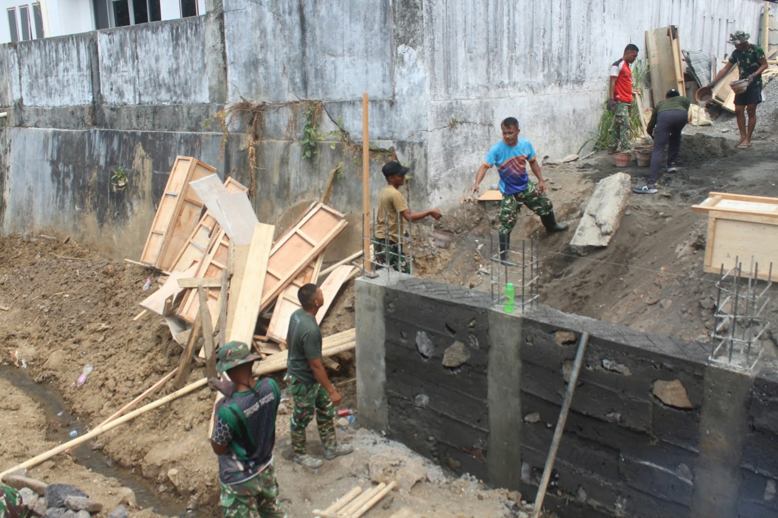 Sinergi TNI dan Warga dalam Proyek Jembatan Merah Putih Manado