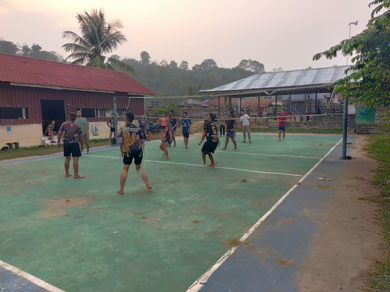 Tak Hanya Bangun Desa, Satgas TMMD 130 Kodim 1307/Poso Ajak Warga Leboni Jaga Kebugaran