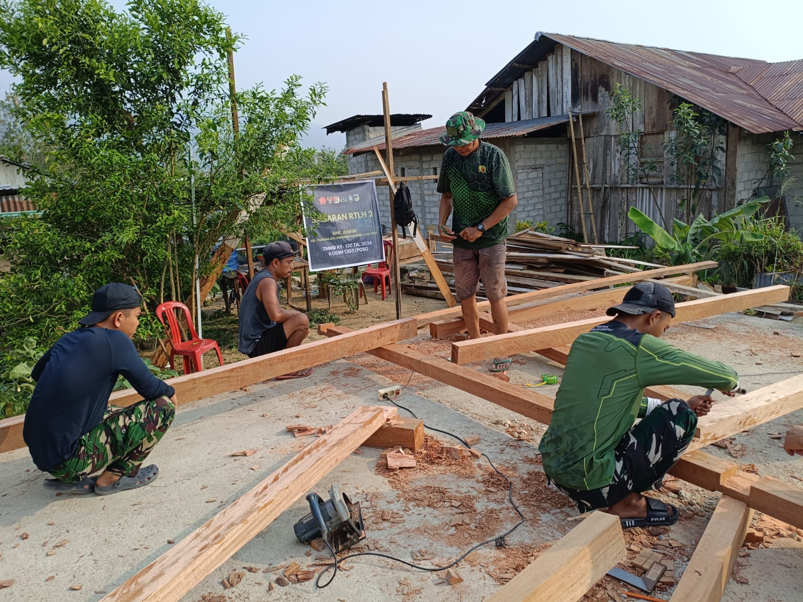 Proses Pembangunan RTLH Berlanjut, Satgas TMMD ke-130 Kodim 1307/Poso Fokus pada Perakitan Kayu