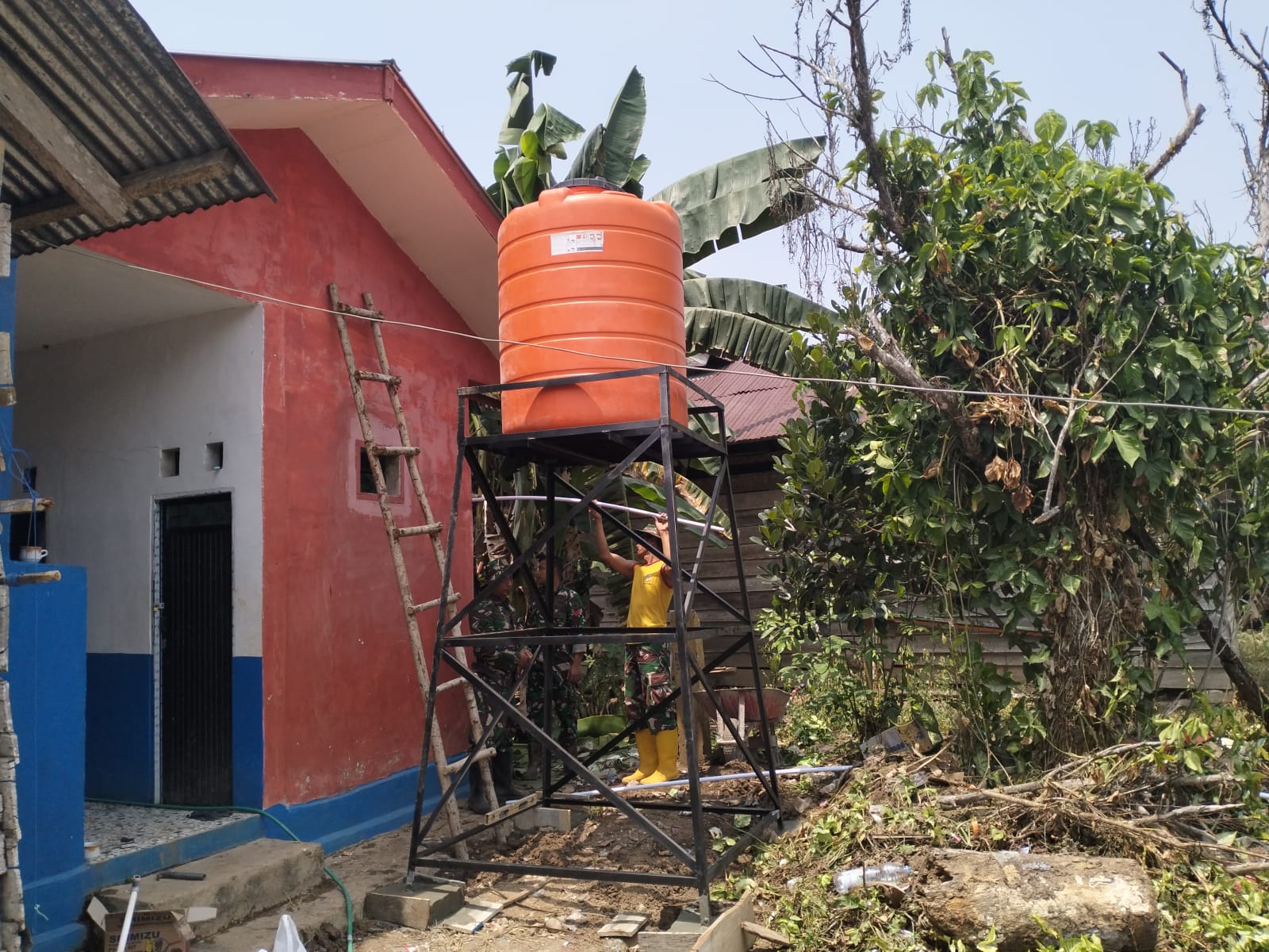 Transformasi Sanitasi Sekolah: TMMD ke-130 Perbaiki Fasilitas SDN 261 Limbua