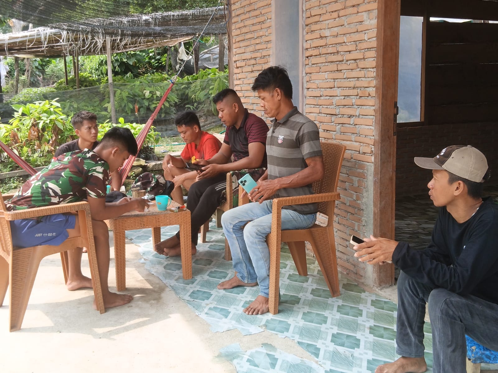 Pisang Peppe dan Ikatan Sosial: Momen Hangat Satgas TMMD Bersama Warga