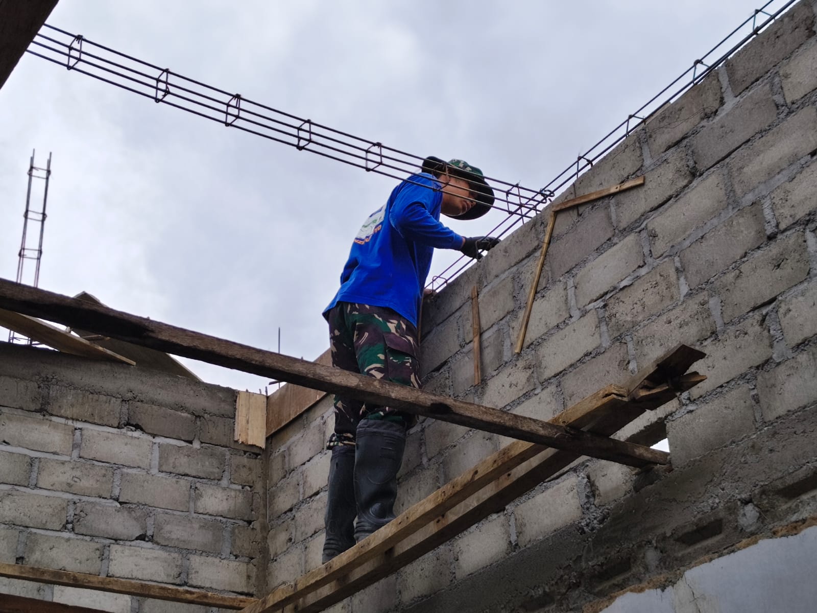 Pembersihan Genteng Jadi Langkah Awal Rehabilitasi Rumah Sujianto oleh TMMD