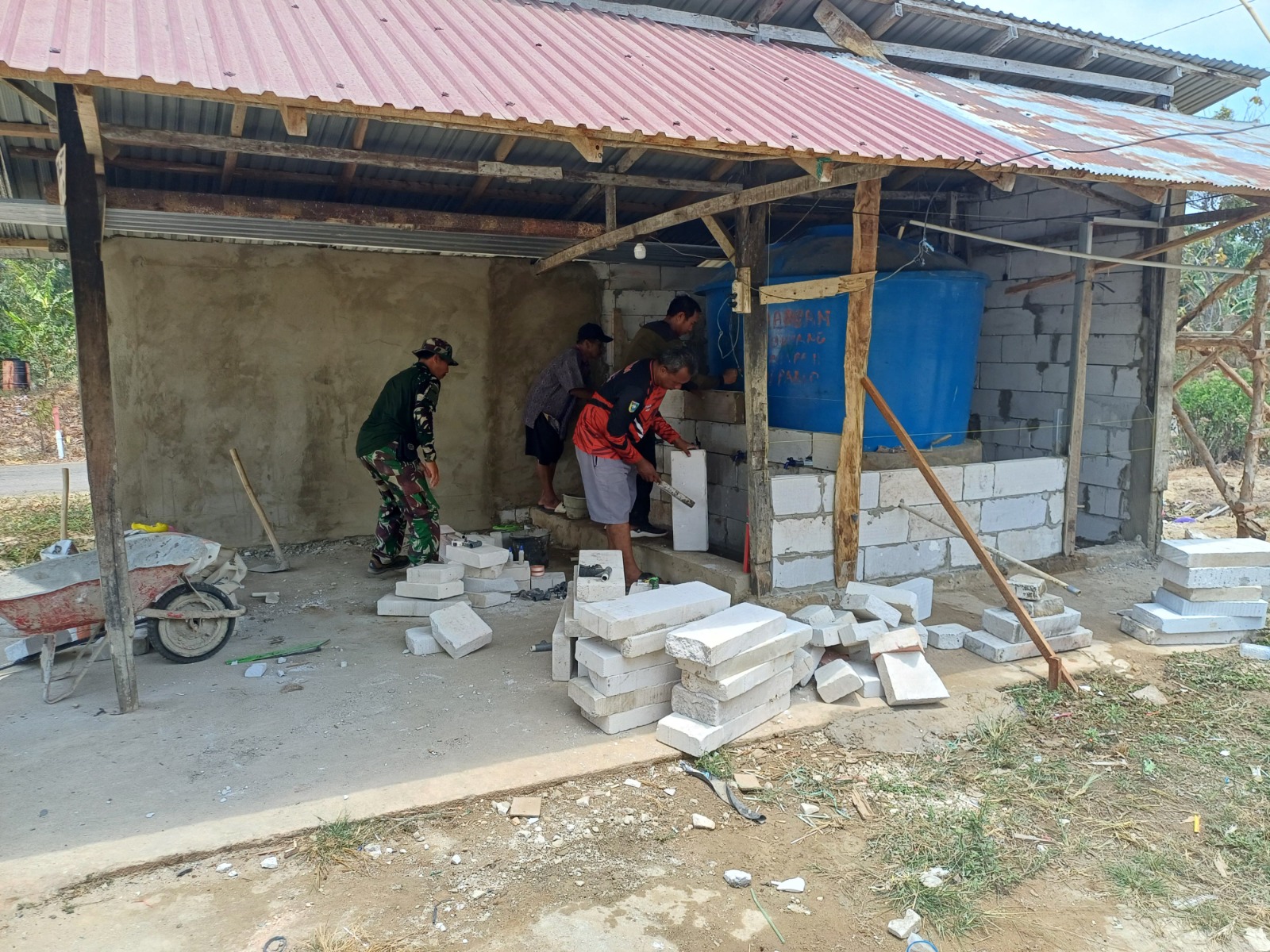 Plesteran Dinding Utama Tempat Wudhu Rampung, Satgas TMMD Lanjutkan Pemasangan Bata Sekat Pembatas