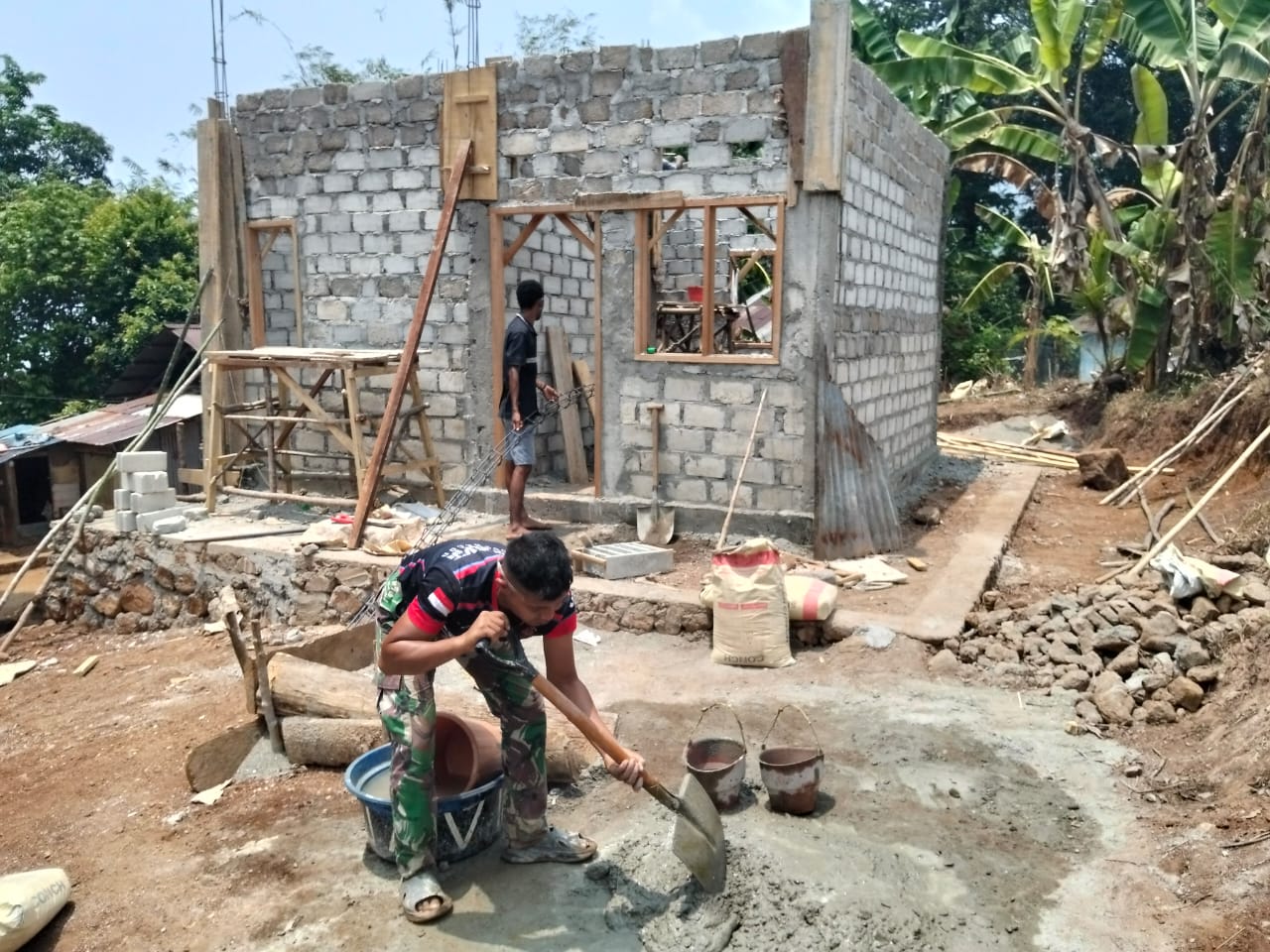 Gotong Royong di Lokasi TMMD, Satgas Kodim 1504/Ambon Aduk Semen untuk Pembangunan RTLH Berly Kalahatu