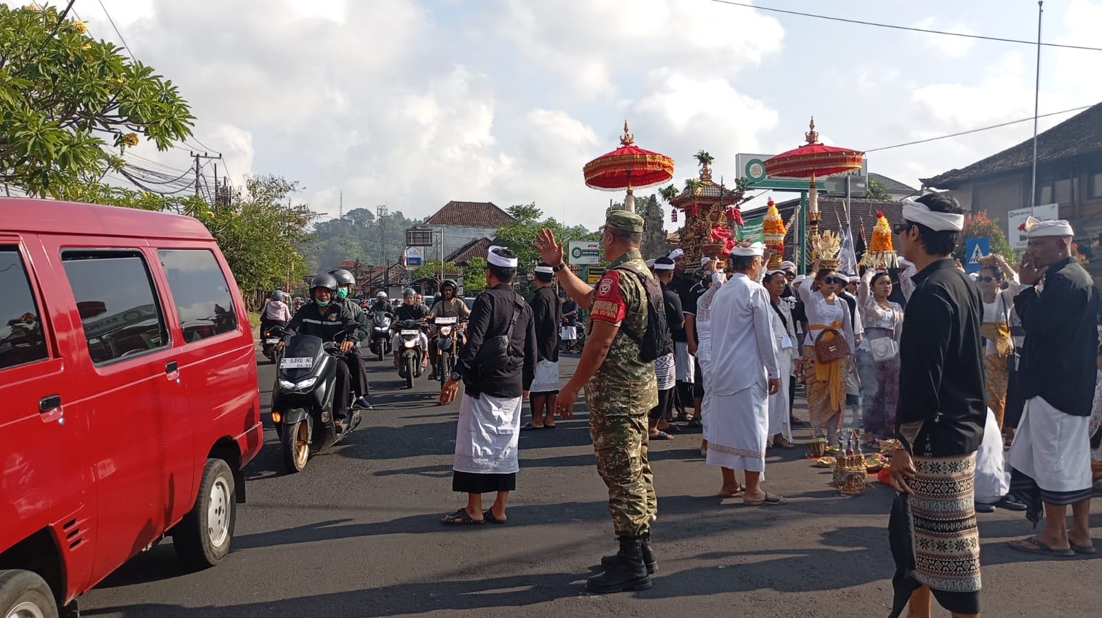 WUJUDKAN RASA AMAN, BABINSA KAWAN LAKSANAKAN PENGAMANAN PROSESI KEAGAMAAN