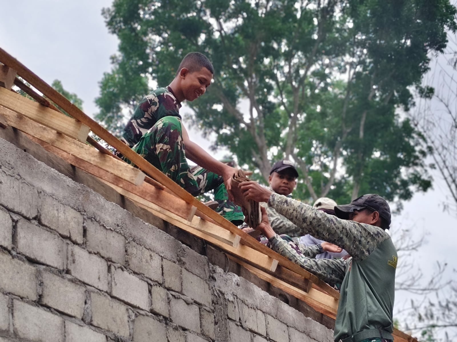 Pembangunan Rumah Mbah Waqilah Dipercepat oleh Satgas TMMD ke-130, Pemasangan Atap Dimulai