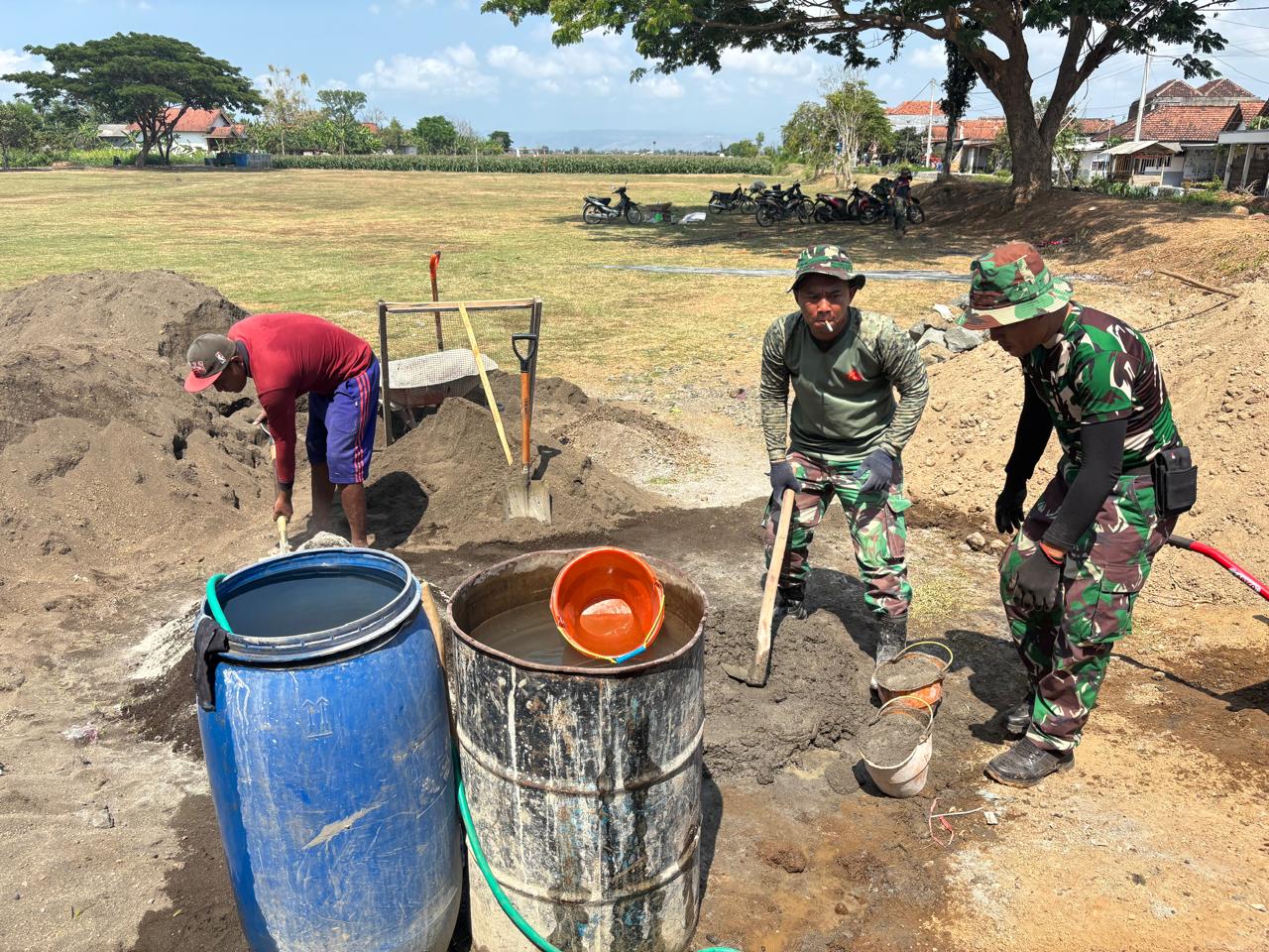 Satgas TNI Perkuat Fasilitas Sanitasi dengan Membangun MCK Umum di Tulungagung