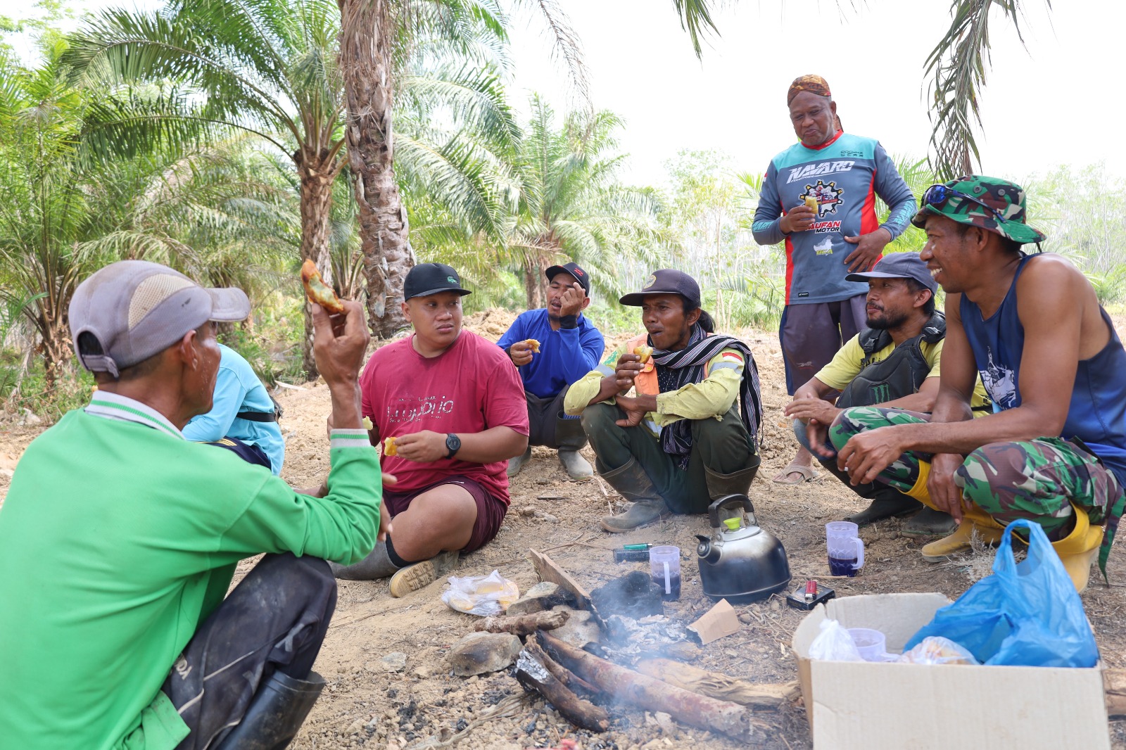 Kopi Hangat Menjembatani Kebersamaan TNI dan Warga di TMMD Karang Rejo
